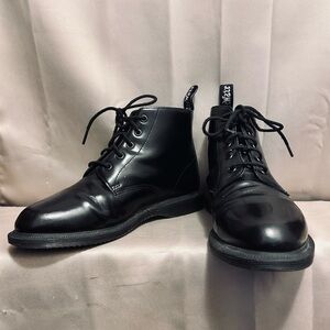 Women’s Dr. Martens Black Semi Gloss Leather Lace Up Oxford Sz.8